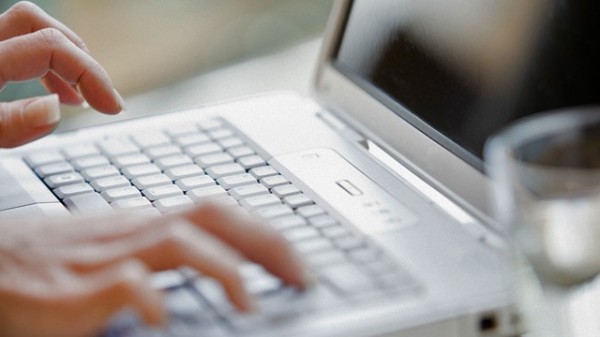 2021d_gty_typing_laptop_ll_110504_wg