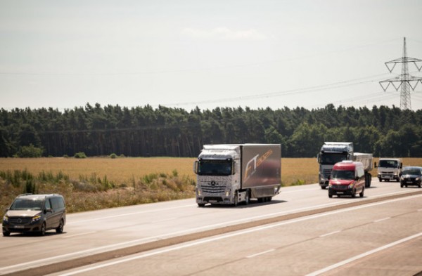 mercedes-self-driving-truck-640x420