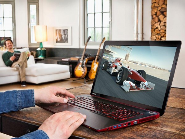 Qosmio_X70-B_Lifestyle image_02