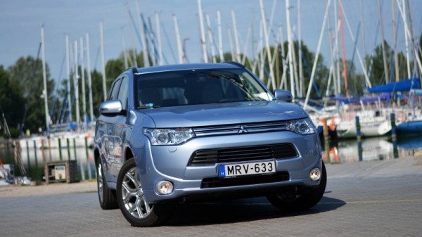 mitsubishi_outlander_phev_a2_medium