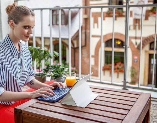 JPG 72 dpi -RGB--K380 keyboard lifestyle 56