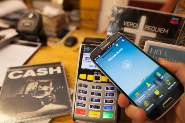 newsroom_photo_mobile-payment