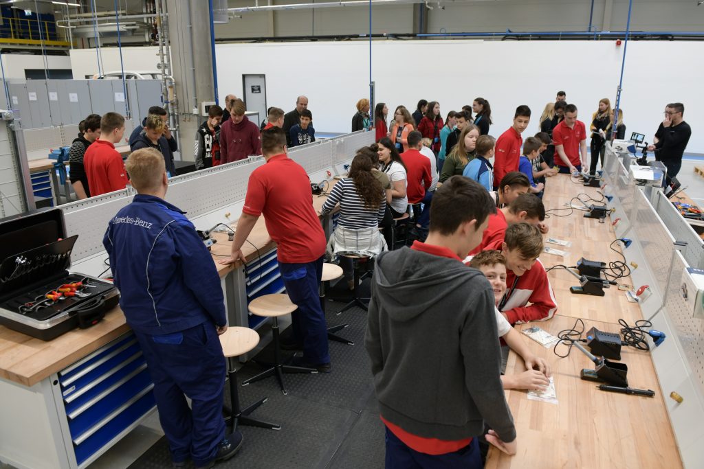 rendhagyo-technika-ora_mercedes-benz-academy-kecskemet_20190509_1
