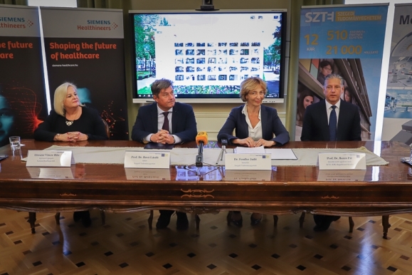 Szeged orvosi robotkar átadás