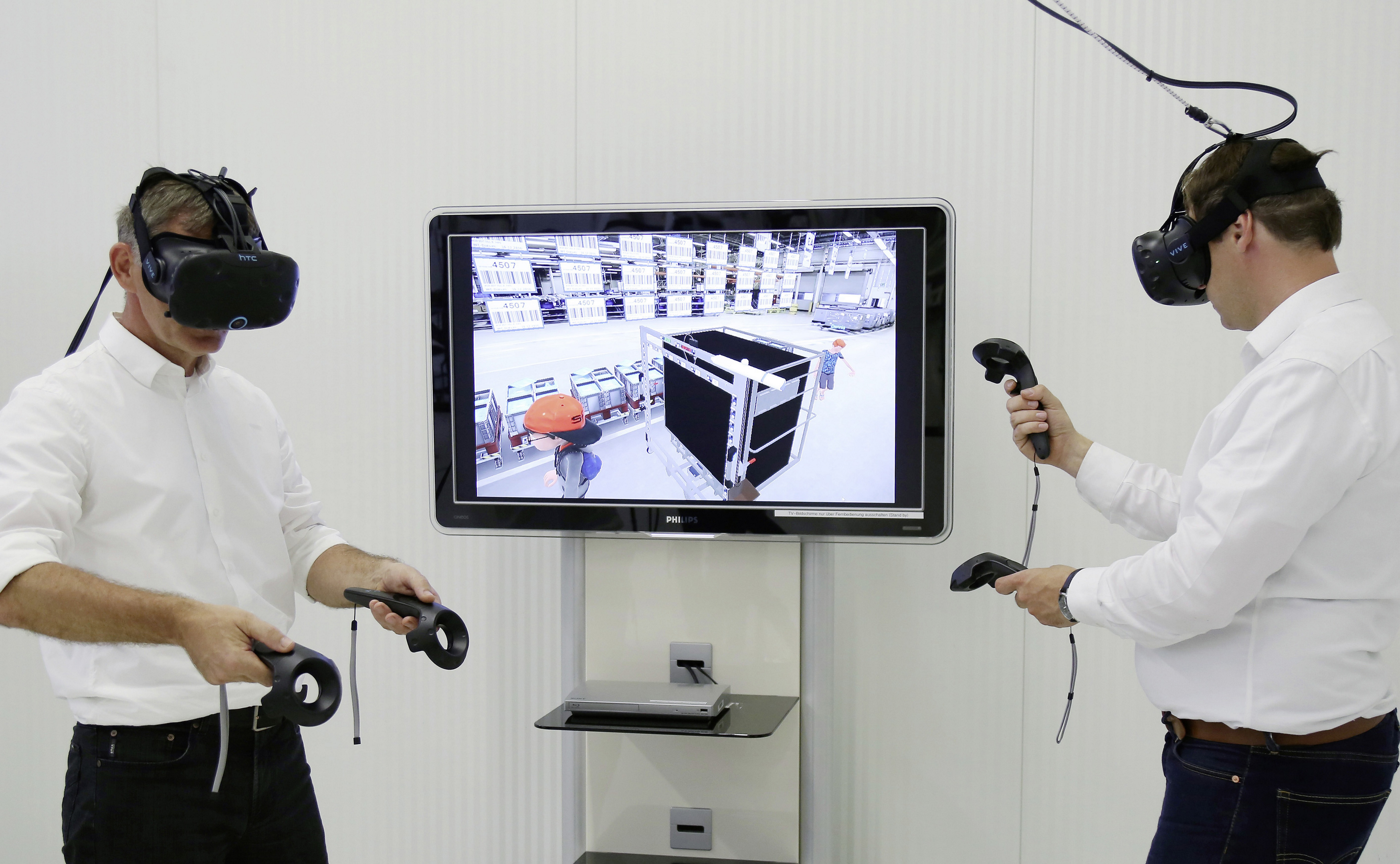 Vr класс. Виртуальная реальность оборудование. Виртуальная реальность в образовании. VR аппаратура. Технологии виртуальной и дополненной реальности.