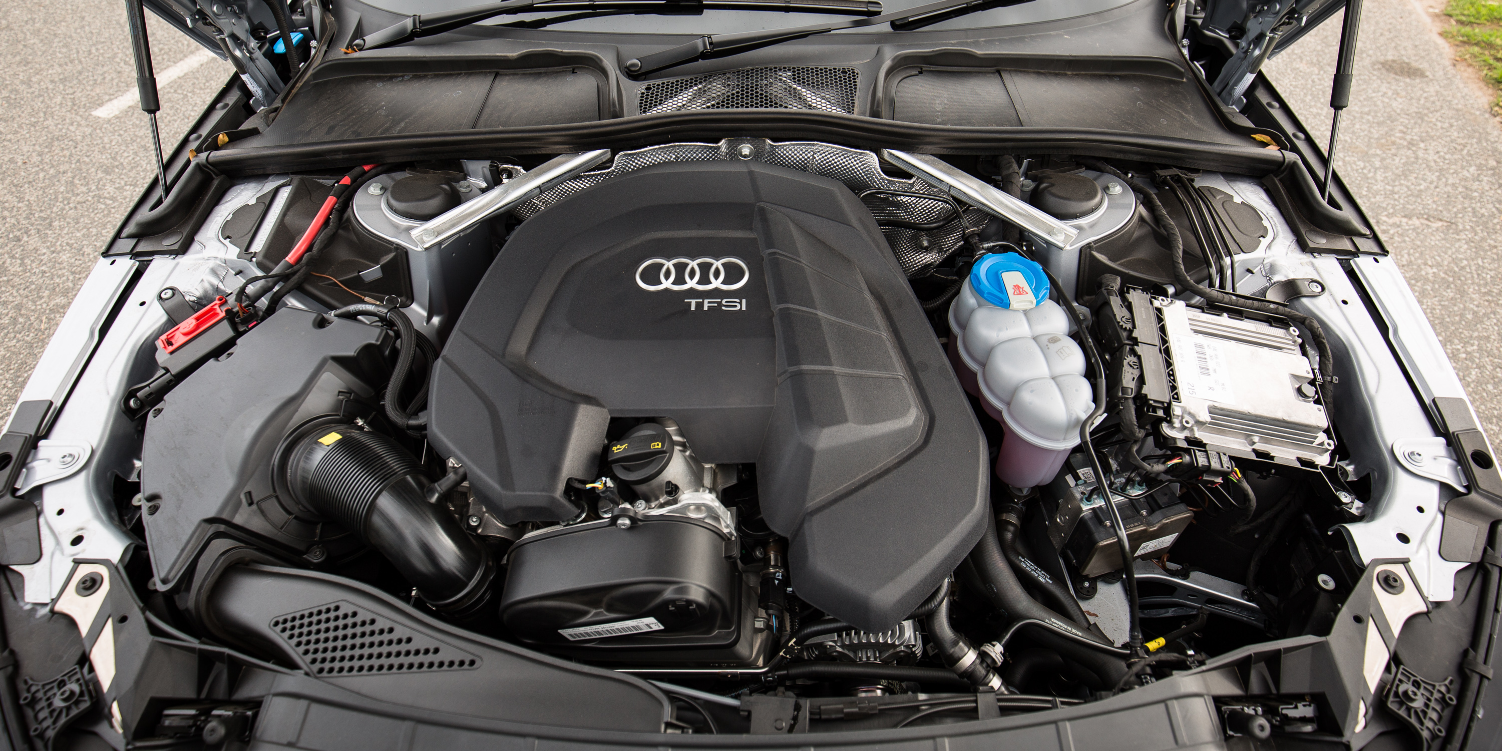Двигатель audi 2.0 tfsi. Audi 2.0 a4 b9 мотор. Audi a5 подкапотка. Audi a4 b9 двигатель. Audi a4 TFSI.
