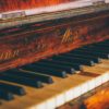 100 éves régi zongora