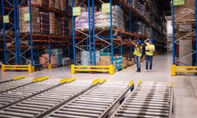 Két dolgozó ellenőrzésen egy raktárban.